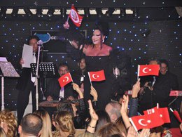 Bülent Ersoy? DİVA'NIN CUMHURİYET BAYRAMI KUTLAMASI BÖYLE OLUR?