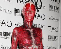 Heidi Klum... DERİSİNİ YÜZDÜLER!