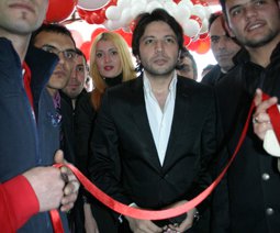 Nihat Doğan-Çiğdem Savaş... YAĞMUR ALTINDA 5 BİN KİŞİYİ BEKLETTİLER...