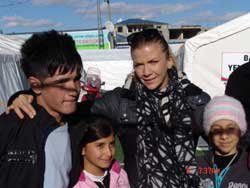 İvana Sert... BAYRAMI DEPREMZEDELERLE VAN'DA GEÇİRDİ!