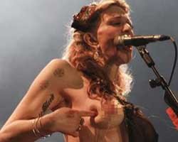 Courtney Love... BİNLERCE SEYİRCİNİN ÖNÜNDE SOYUNDU!