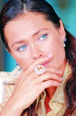 Hülya Avşar... HAFTADA ÜÇ GÜN GENELEVE GİDİYOR