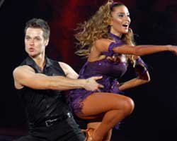 Özge Ulusoy... KABURGASI ÇATLADI!