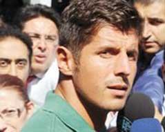 Emre Belözoğlu... ANNESİ YAŞINDA SÜRÜCÜYLE YOL KAVGASI!