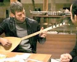 Kıvanç Tatlıtuğ... YUMRUK ATAN ELLERİ SAZ ÇALDI!