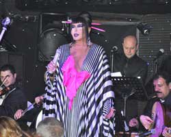 Bülent Ersoy... DİVA BU ELBİSEYİ ÇOK SEVDİ!