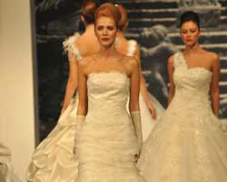 İZMİR SOSYETESİ BU DEFİLEDE BLUŞTU!