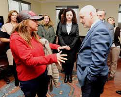 Yonca Evcimik... ÇOCUKLARA HAYVAN SEVGİSİ AŞILAMAK İÇİN YOLLARDA!