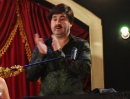 Şafak Sezer... TÜRKÜCÜLERE TAŞ ÇIKARDI...