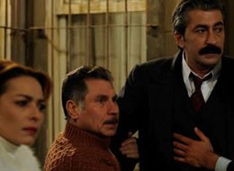 "Öyle Bir Geçer Zaman ki" 51. bölüm fragmanı yayınlandı... ALİ KAPTAN CAROLİN'İ EVDEN KOVUYOR...