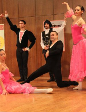 Şafak Sezer? ASLAN KIRAL TAYT GİYİP BALET OLURSA !