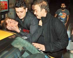 Hakan Yılmaz... KADINLARIN SALDIRISINA UĞRADI!