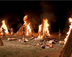 "Eşruhumun Eşzamanı"...  FİLM İÇİN KÖYÜ YAKTILAR, FACİADAN DÖNÜLDÜ...