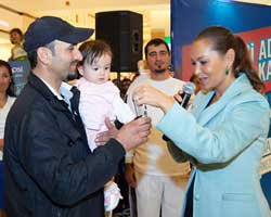 Hülya Avşar... PEPSİ TALİHLİLERİNE ANAHTARLARINI TESLİM ETTİ!