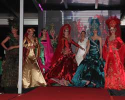 "Hep Birlikte El Ele Defilesi"... PODYUM'DA YILDIZ YAĞMURU!