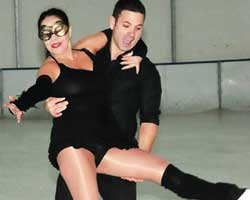 Neslihan Yargıcı... BUZ PİSTİNDE DOĞUM GÜNÜ KUTLAMASI!