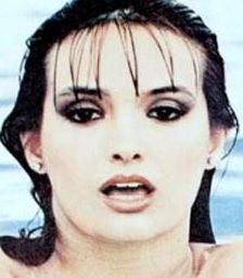 Müjde Ar... İŞTE SANSÜRLENEN SEKSİ BAKIŞ...