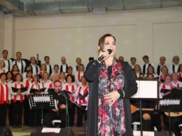 Belkıs Akkale... 150 KİŞİLİK KOROYU YÖNETİYOR...