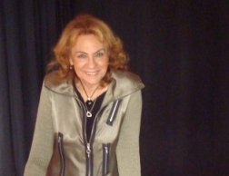 Çolpan İlhan... ALZHEIMER HASTASI IRIS MURDOCH ROLÜYLE TİYATRO SAHNESİNDE...