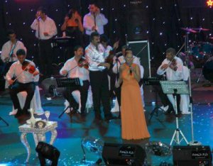 Ebru Gündeş... SAHNEYE 30 BİN DOLAR YATIRDI !...