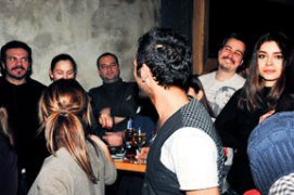 Tolga Karel... KARISININ YANINDA BAKIŞLARINI ESKİ SEVGİLİSİNDEN ALAMADI!