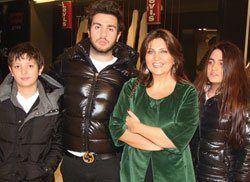 Sibel Can...  ÇOCUKLARINA KAVUŞTU!