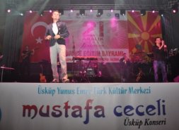 Mustafa Ceceli... ÜSKÜP'TE 12.000 KİŞİYE KONSER VERDİ.