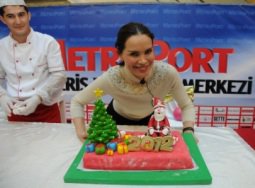 Ebru Şallı... PİLATESTEN SONRA ŞİMDİ DE PASTA YAPIMI...