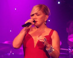 Sezen Aksu... YENİ YIL MESAJI "ÖPÜŞÜN"!