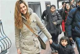 Bergüzar Korel... ANNE-OĞUL YÜRÜYÜŞTE!