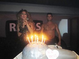 Berrak Deniz....DOĞUMGÜNÜNÜ  KUTLARKEN, ŞARKICILIĞA DA İLK ADIMINI ATTI.