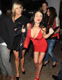 Chloe Sim...SİMS'İN DERİN DEKOLTESİ!