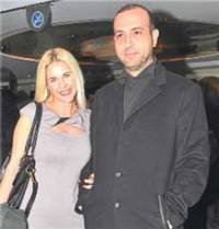 Emine Ün... SEVGİLİSİYLE SARMAŞ DOLAŞ!