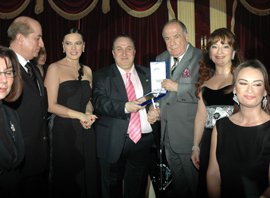 Yeşim Salkım ikinci okulu yaptırıyor??HEM ÜCRET ALMADAN SAHNEYE ÇIKTI HEM DE 5 BİN YTL BAĞIŞLADI