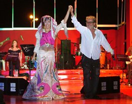 Burcu Güneş... KONSERE DÜNYA 2.Sİ OLAN ELBİSEYLE ÇIKTI !