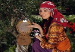 Eva...  RUS MANKENİ ARI SOKTU!