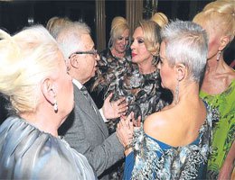 Yıldırım Mayruk... DEFİLEDE OTURMA KRİZİ!