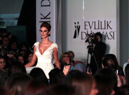 EVLİLİK FUARI GELİNLİK DEFİLESİYLE AÇILDI?