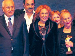 Kerem Alışık... BABASI ADINA ÖDÜLLERİ DAĞITTI!