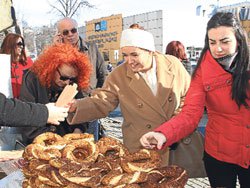 Aysel Gürel... DOĞUM GÜNÜNDE SİMİTLE ANILDI!