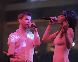 Hande Yener-Sinan Akçıl... SEVGİLER GÜNÜNDE AŞK ŞARKILARI SÖYLEDİLER!