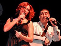 Metin Özülkü... KOLUNDA ASKISIYLA SAHNEDE EŞİNİ YALNIZ BIRAKMADI!