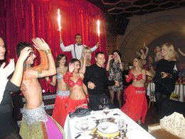 Serdar Ortaç? DOĞUMGÜNÜNDE DE KIZLARIN ÇEMBERİNDEYDİ?