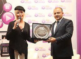 Ajda Pekkan?  "2011'İN EN ÇOK DİNLENEN ŞARKISI" ÖDÜLÜNÜ ALDI