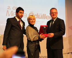 Asuman Dabak... ÖDÜLE DOYMUYOR!