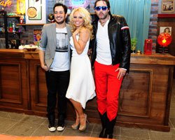 Pamela Anderson...  İŞTE "YALAN DÜNYA" SETİNDEN İLK KARELER