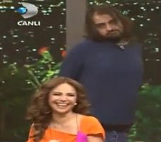 Beyaz Show... ORÇUN "BURDA ÇOK KIZ VAR" DEDİ, STÜDYOYU BASTI!