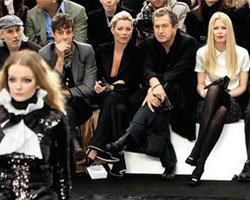 ÖN SIRADA OTURMAK İÇİN 100 BİN DOLAR ALIYORLAR!