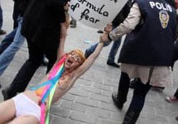 ÇIPLAK EYLEMCİLER SOYUNDU AMA YERLERDE SÜRÜKLENDİLER!..