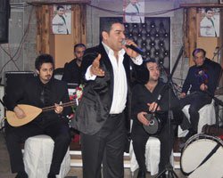 Sinan Fırat...   SAHNELERİN YENİ PRENSİ  İLK ALBÜMÜNÜ TANITTI.!